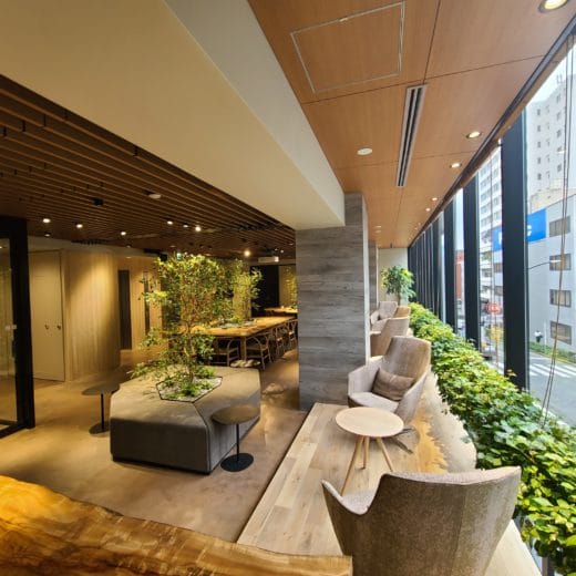 H1O渋谷区神南エントランス　新しい オフィス様式、 はじまります。 “ヒューマンファースト”をコンセプトに、一人ひとりの働きやすさを考え抜いた少人数向けオフィスです。安心の多重セキュリティ。きめ細やかなレセプションサービス。個別空調や豊かなグリーンなど、人が心地よく働けるためのデザインを徹底。これからの時代のクオリティ・スモールオフィス