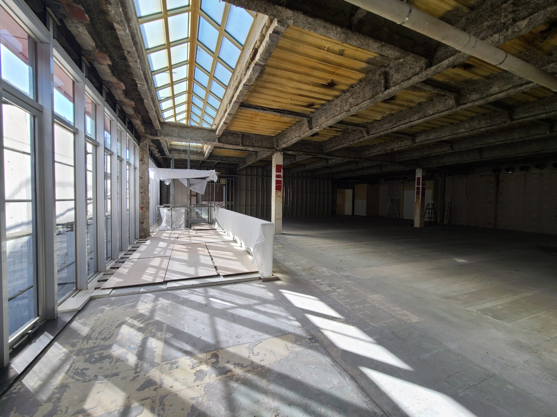 【成約済み】天高10.8m気持ちより日差しが注ぎ込む天窓があるオフィス