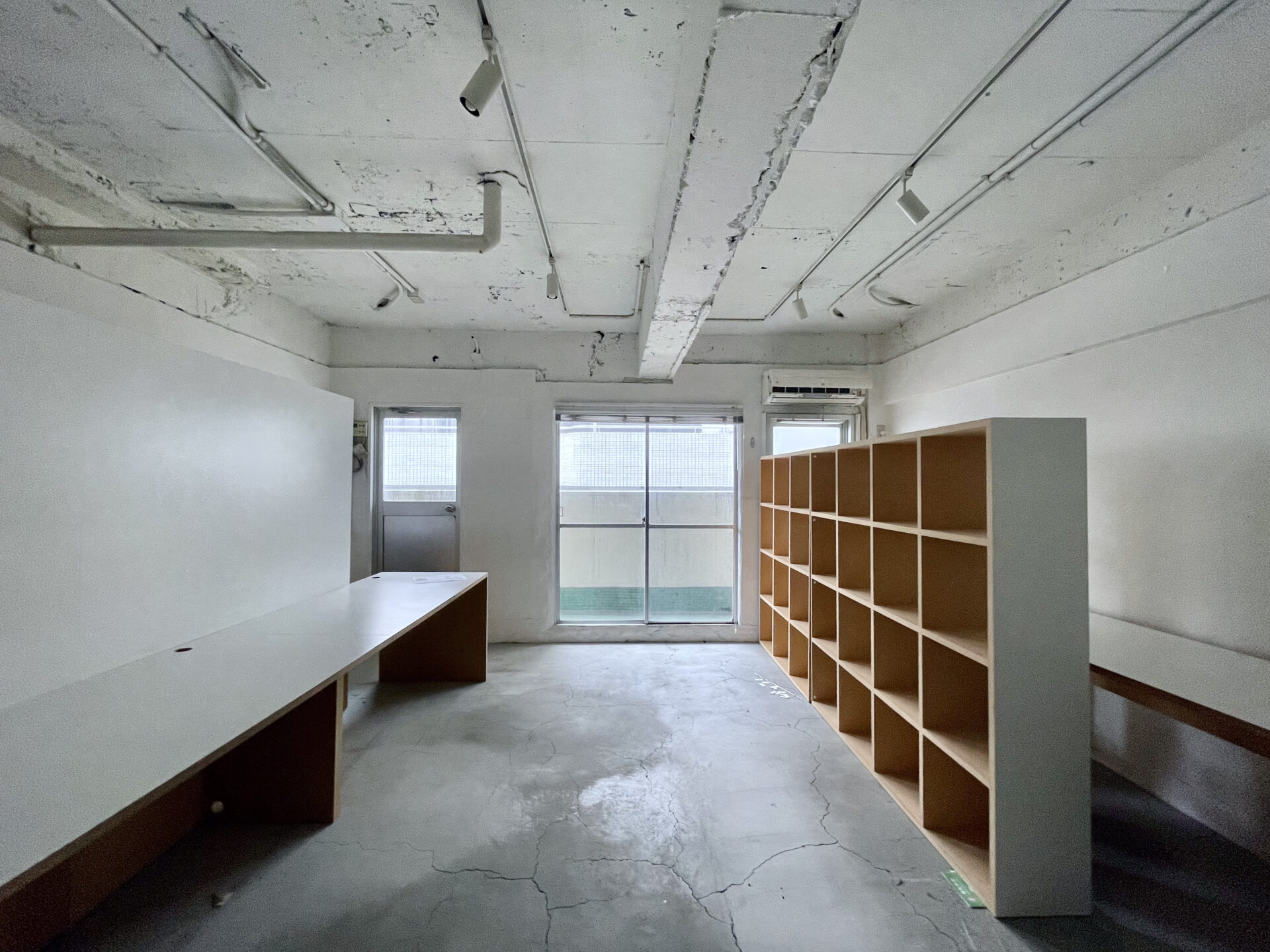 【成約済み】無機質なテイストを味わえる空間