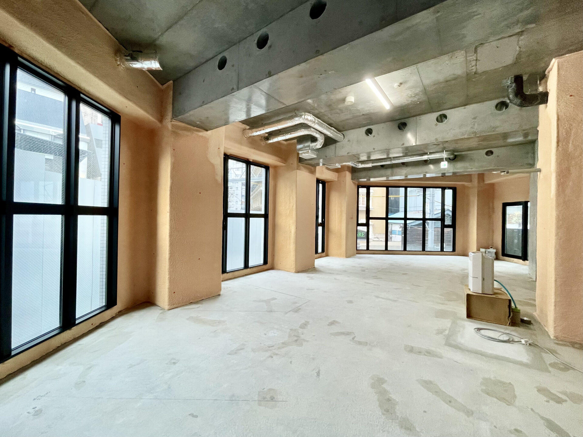 道玄坂をのぼって、ちょっとそこまで。サーモンピンクな空間と心