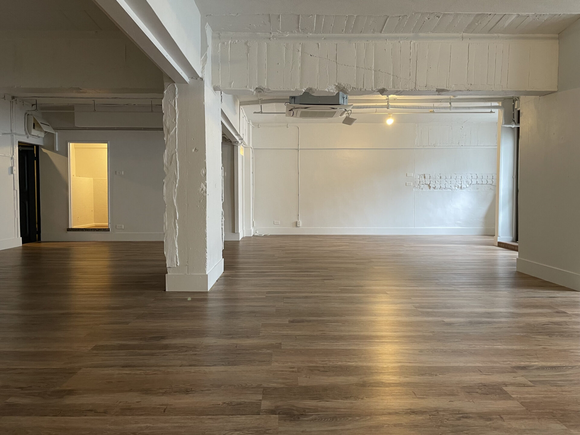 白と木目と重厚感