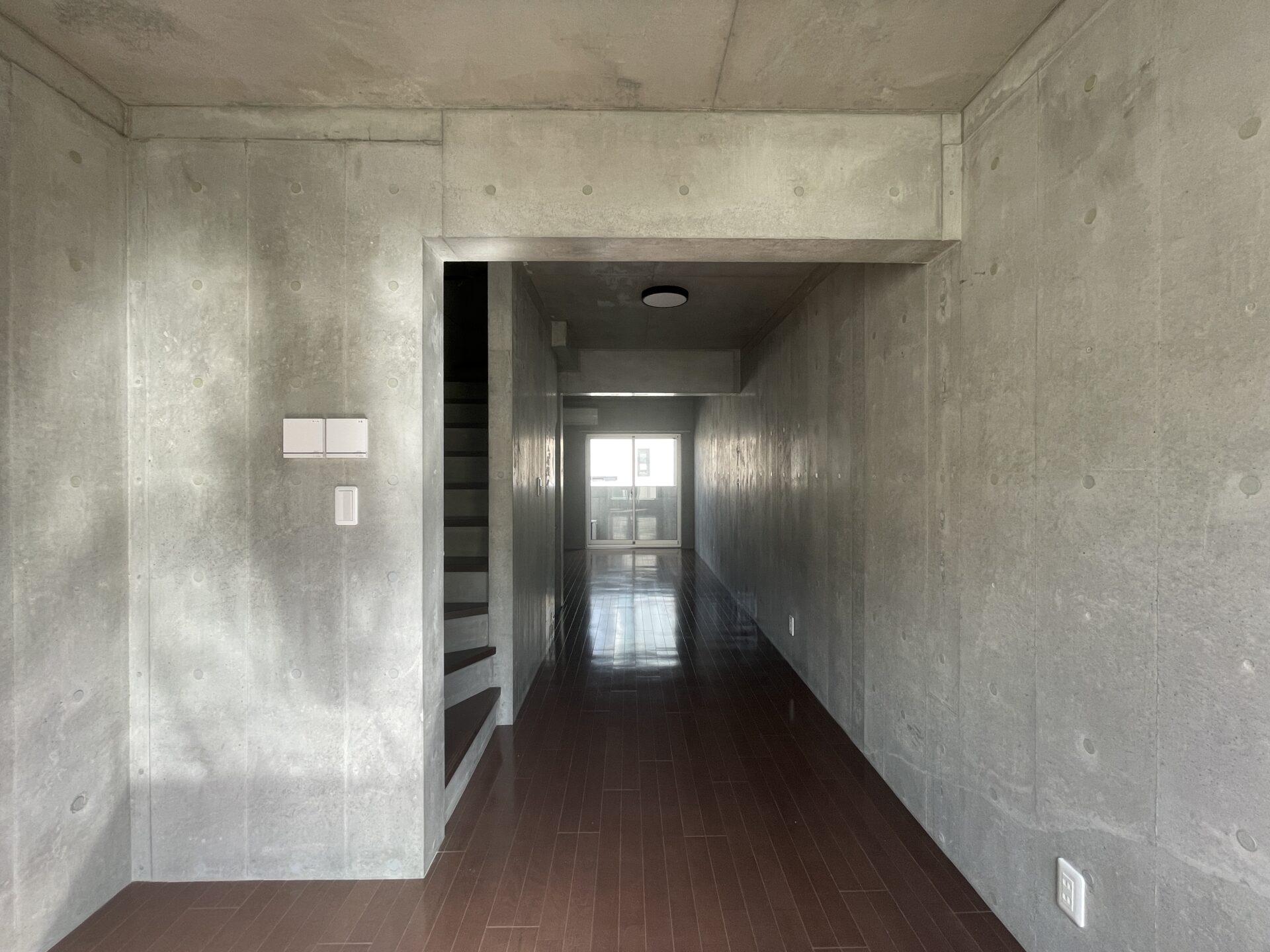 路地裏のコンクリハウス