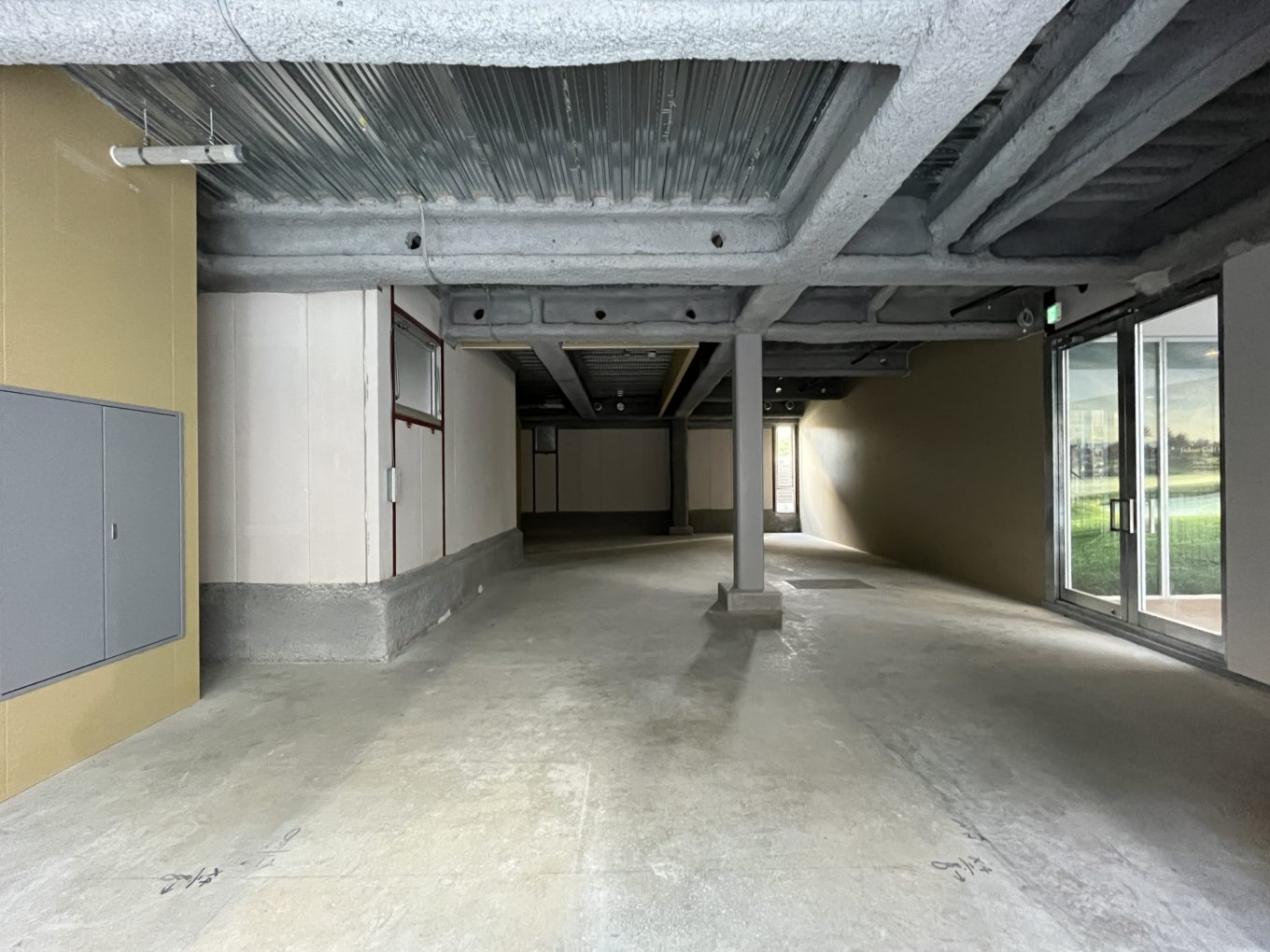 小さな街の大きな店舗