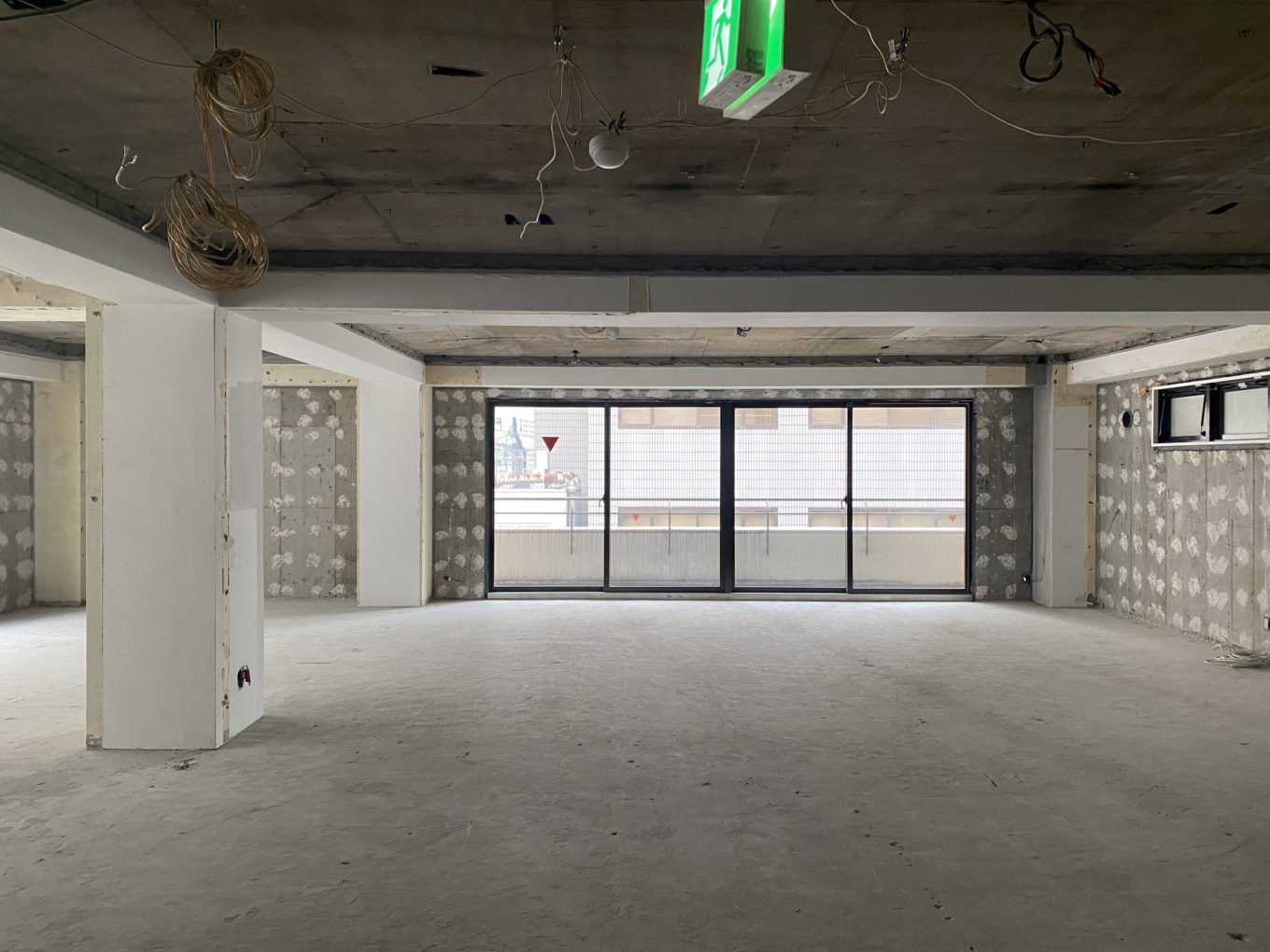 【成約済み】無機質グリッドスケルトン