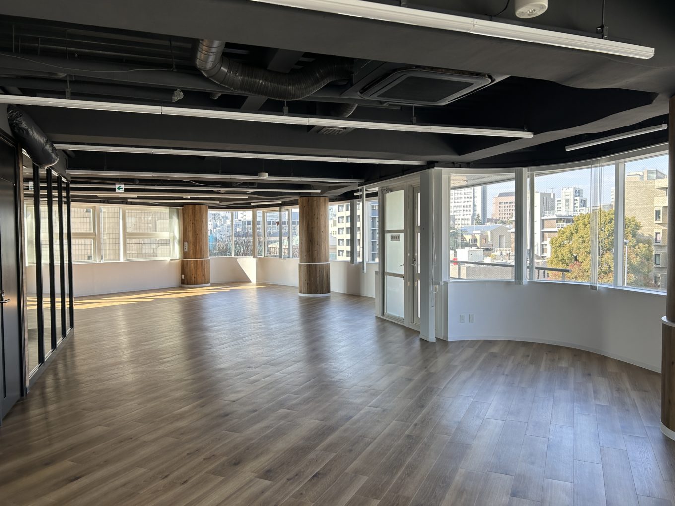 【成約済み】木目調のスタイリッシュオフィス