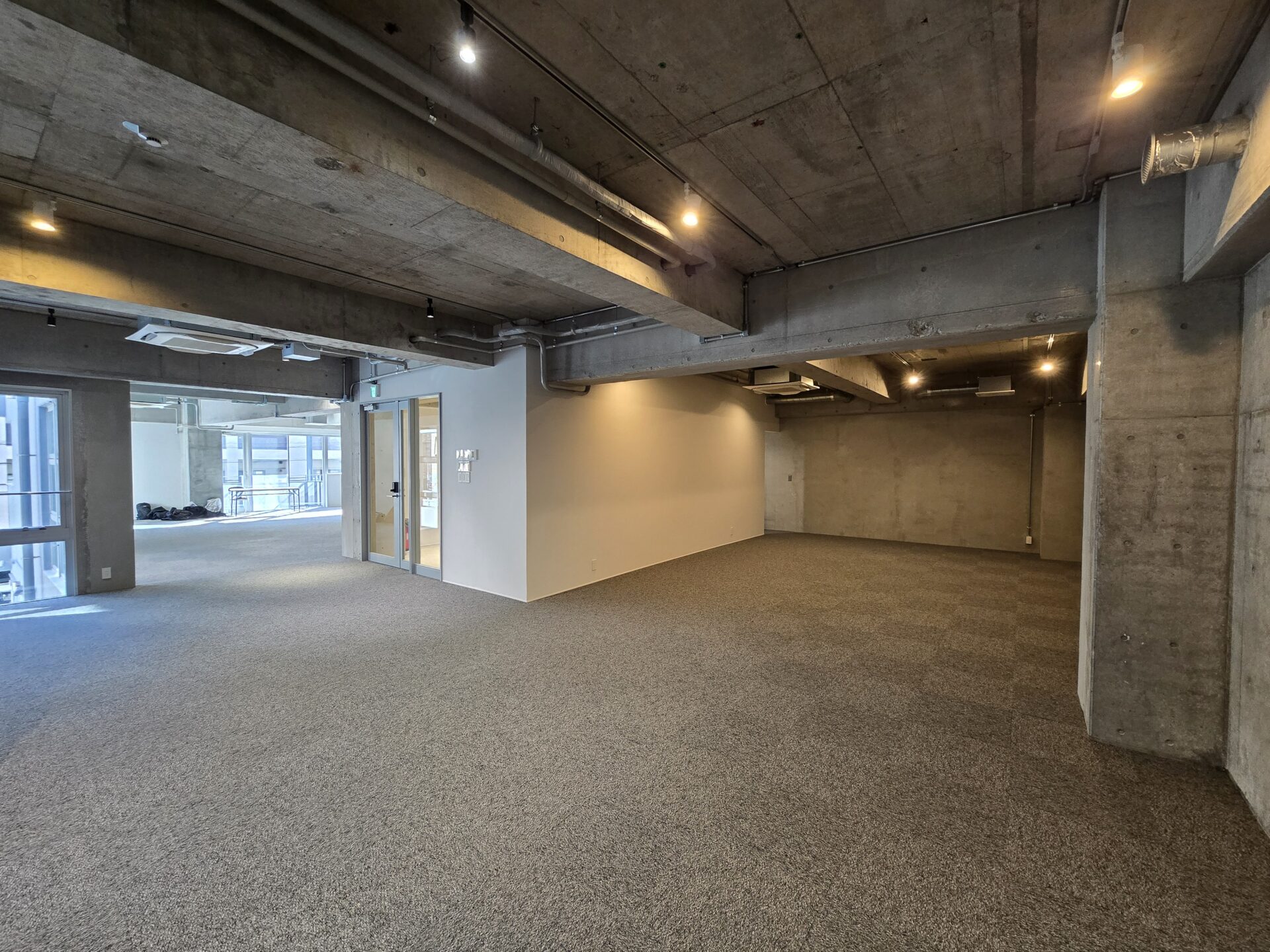 ひっそりと、額縁のように