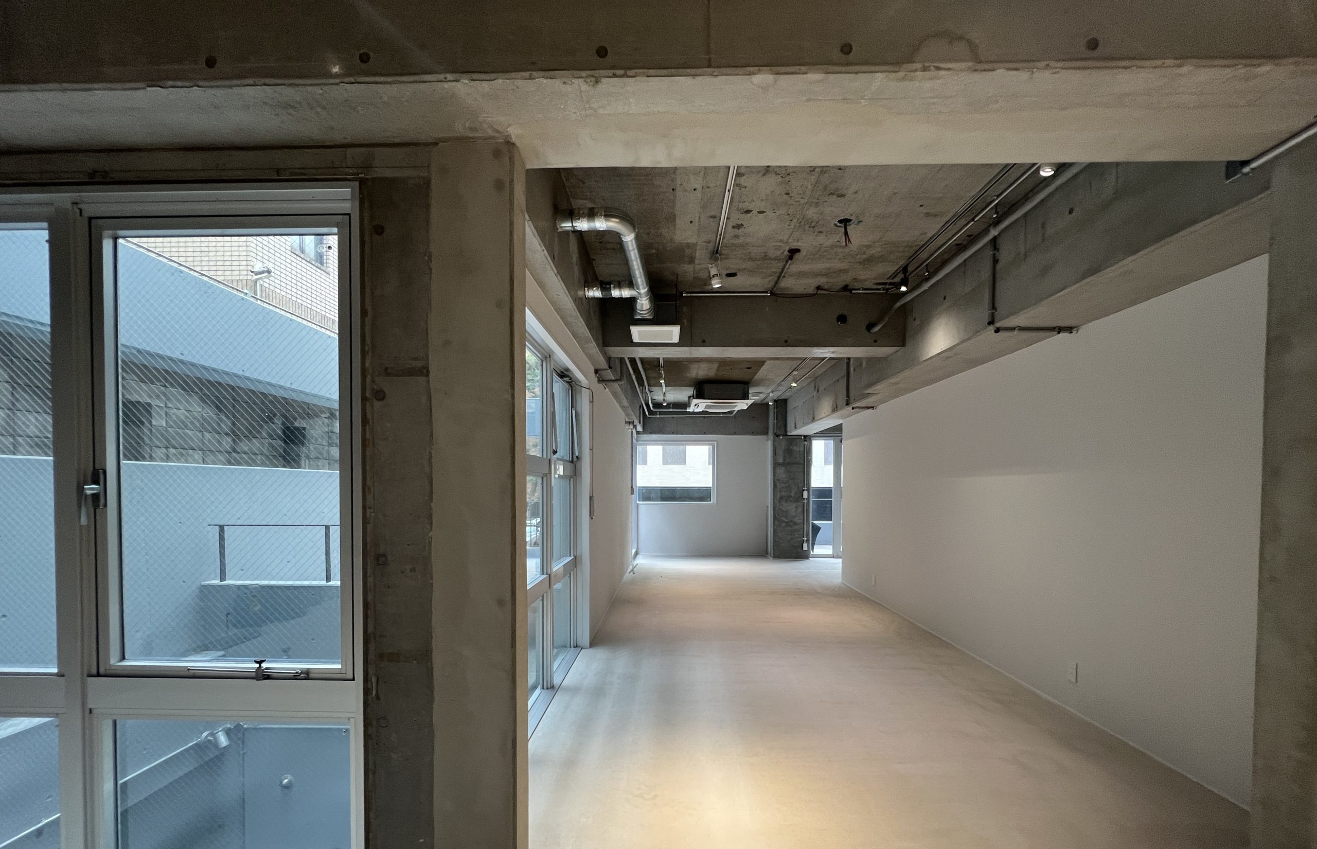 ひっそりと、額縁のように