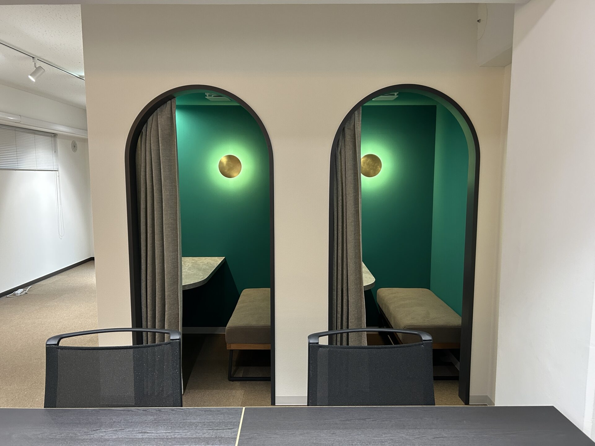 目印はダイヤ型の窓